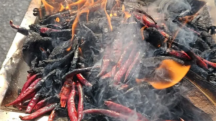 imagen recuadro Protesta de estudiantes de la UPN queman chiles en la Cámara de Diputados. Foto: Luis Antonio Alfaro