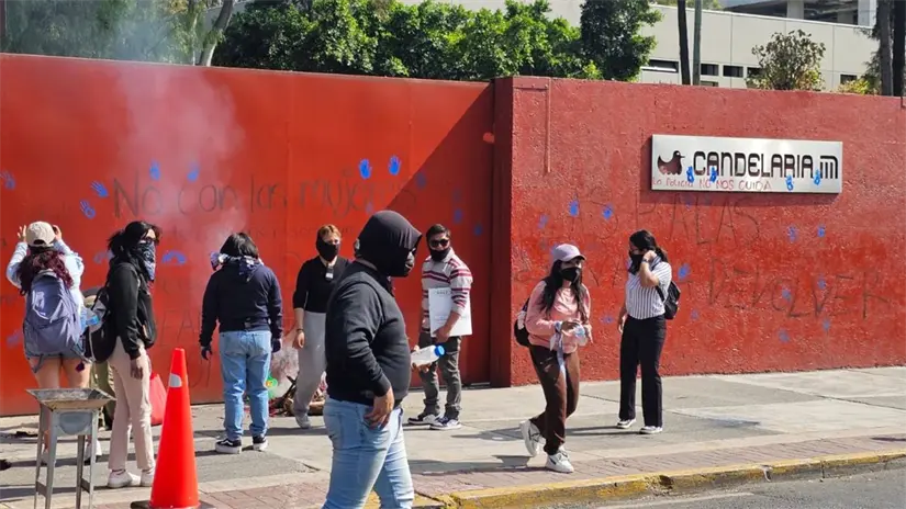 imagen recuadro Protesta de estudiantes de la UPN queman chiles en la Cámara de Diputados. Foto: Luis Antonio Alfaro