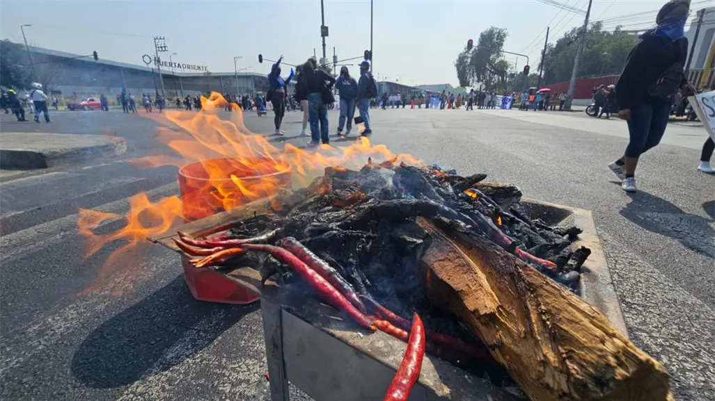 FOTOS | Estudiantes de la UPN queman chiles frente a Diputados para exigir diálogo en CDMX