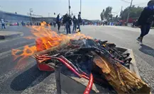 FOTOS | Estudiantes de la UPN queman chiles frente a Diputados para exigir diálogo en CDMX