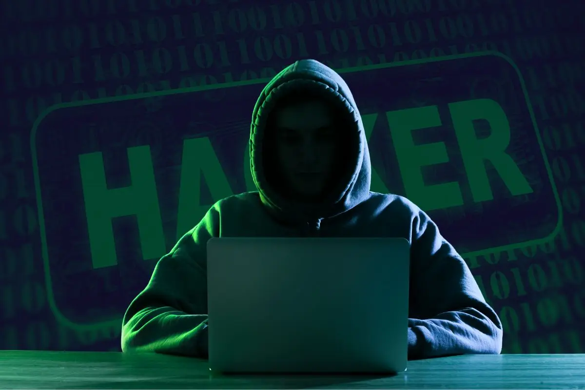Un hacker realizando movimientos digitales ilícitos como la extorsión digital / Foto; Composición de Canva