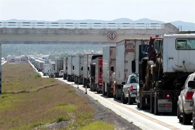imagen recuadro Por la Autopista Monterrey-Nuevo Laredo miles de vehículos de carga transitan diariamente. Foto: POSTA Tamaulipas/Redes Sociales