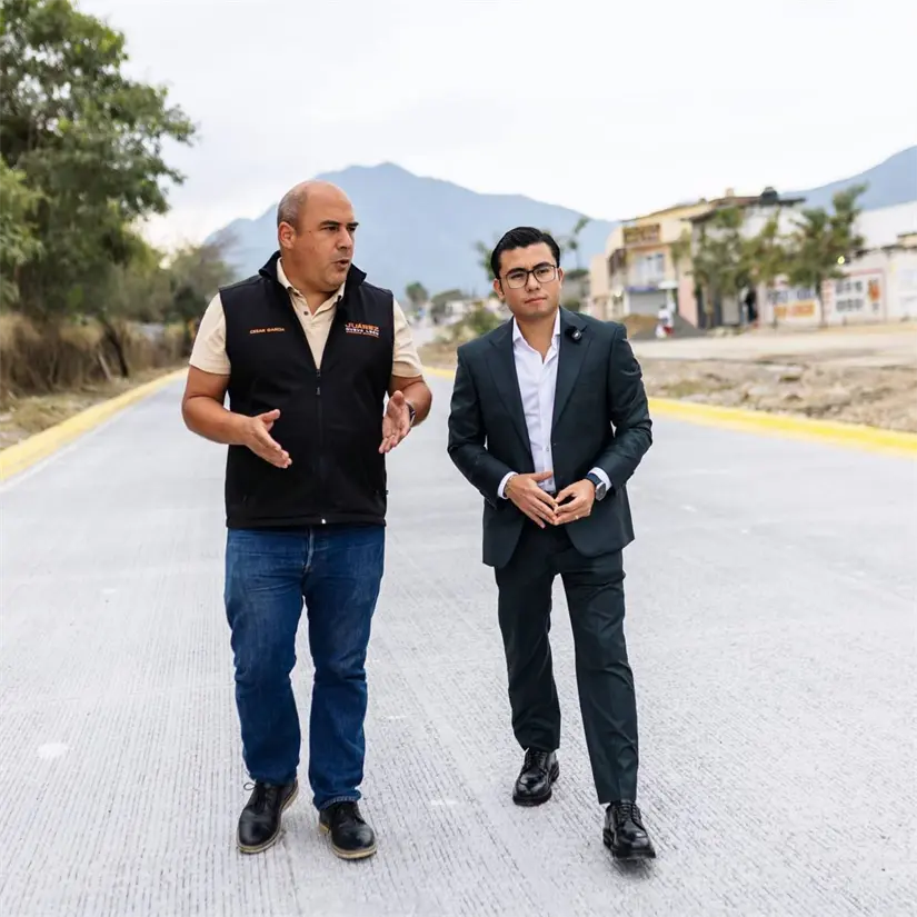 imagen recuadro El alcalde de Juárez, Félix Arratia Cruz, y César García Cavazos, secretario de Infraestructura y Obras Públicas, analizan las mejoras que se realizarán en Camino a las Espinas. Foto: Gobierno de Juárez