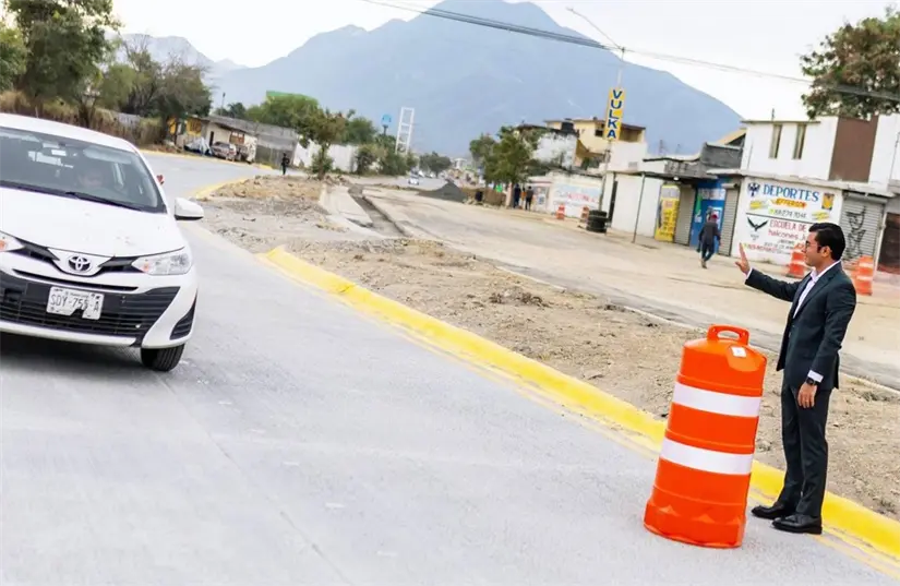 imagen recuadro El alcalde de Juárez, Félix Arratia, saluda a los automovilistas que circulan sobre el recién pavimentado Camino a las Espinas. Foto: Gobierno de Juárez