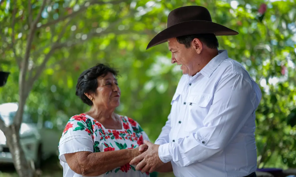 Gobernador Joaquín Díaz Mena con una mujer indígena de Yucatán Foto: Gobierno de Yucatán