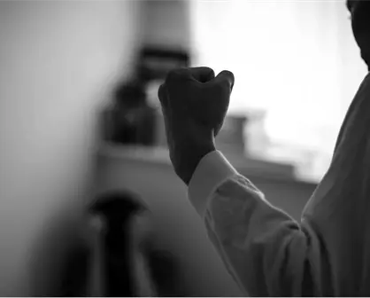 VIDEO | Hombre intimida con pistola a familiares de su exnovia en CDMX