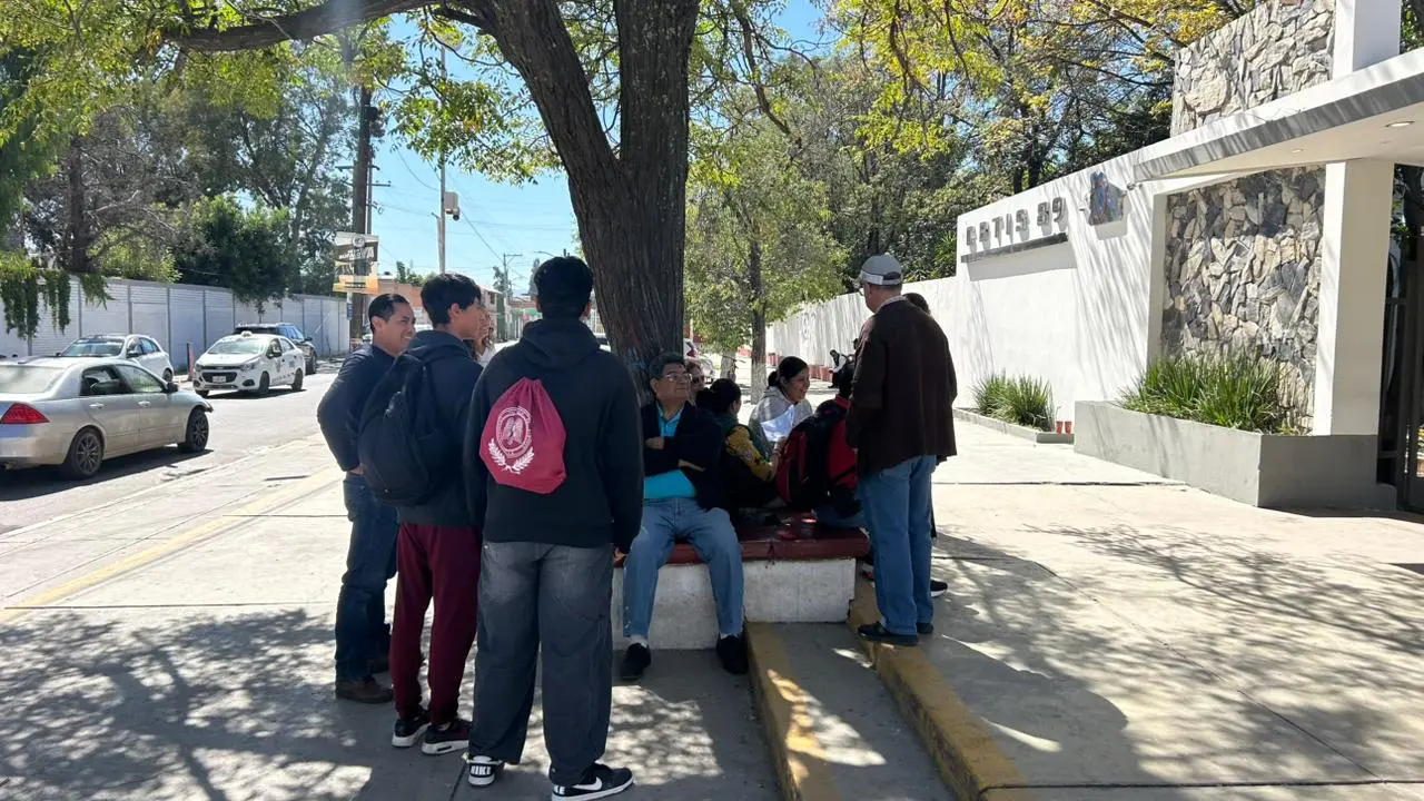 Trabajadores de la educación cerraron planteles de bachillerato hace algunas semanas. | Foto: Alejandro Ávila.