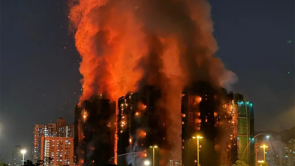 Incendio en Hong Kong consume varios edificios y deja más de 10 personas muertas | VIDEO