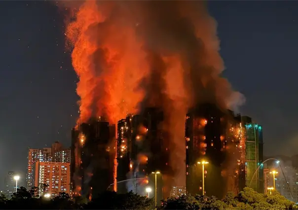 Incendio en Hong Kong consume varios edificios y deja más de 10 personas muertas | VIDEO