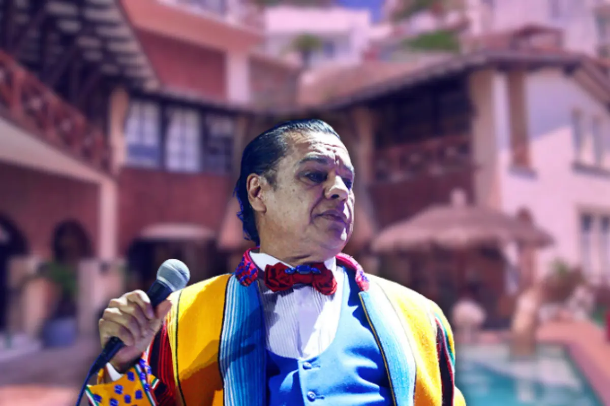 Juan Gabriel sosteniendo un micrófono en uno de sus conciertos (Foto: IG @soyjuangabriel_ / Canva)