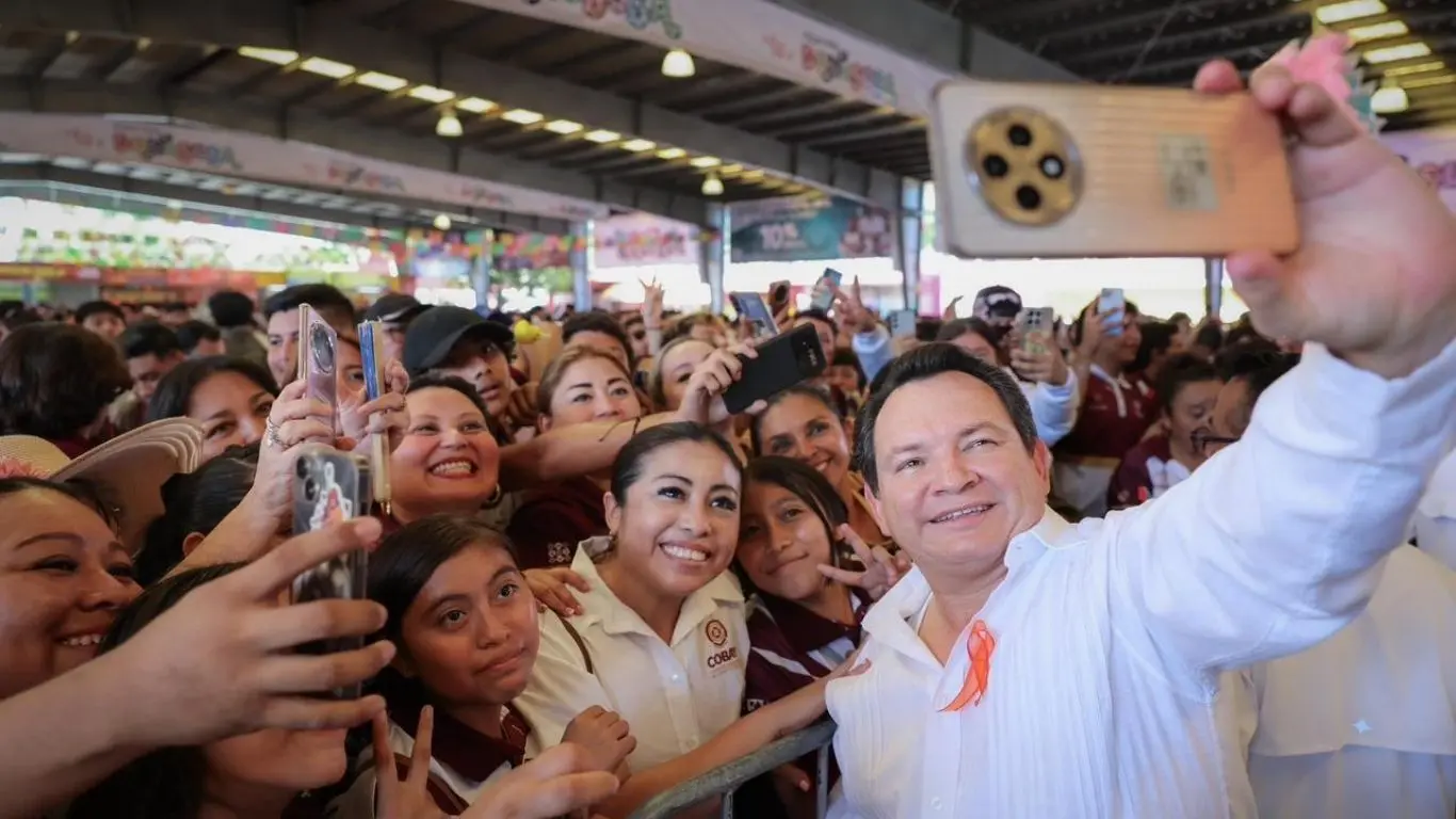 Gobernador de Yucatán en el Día del Bachiller en la Feria Xmatkuil 2025. Foto: Cortesía