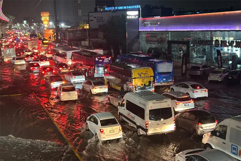San Nicolás se reportaron vehículos varados. Foto: PCNL