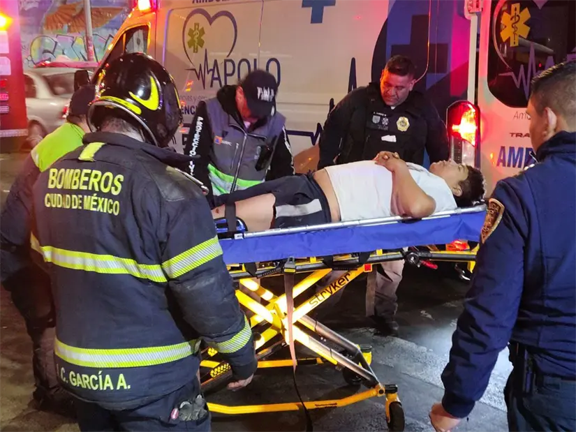 imagen recuadro Motociclista heridos por accidente con unidad del Metrobús CDMX. Foto: Ramón Ramírez