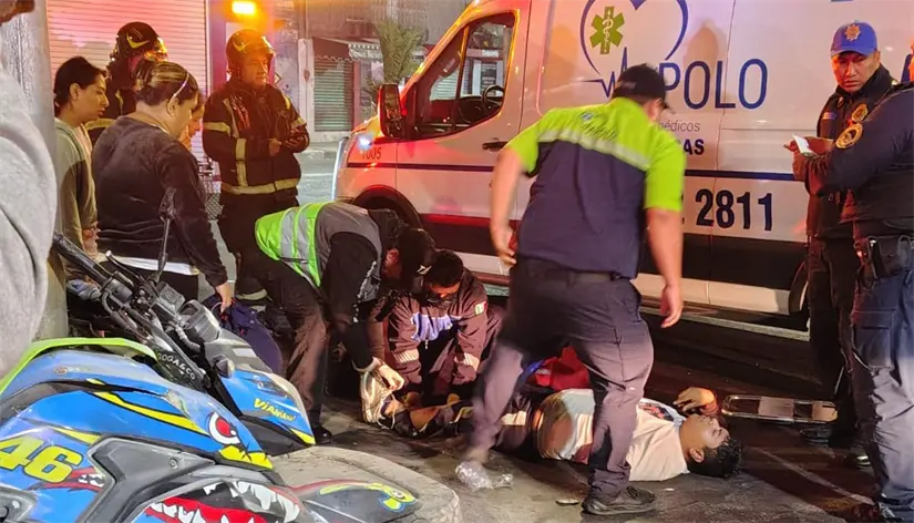imagen recuadro Motociclista heridos por accidente con unidad del Metrobús CDMX. Foto: Ramón Ramírez
