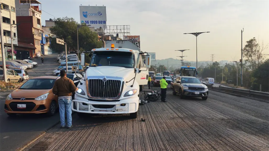Muere motociclista al chocar contra tráiler en la México-Pachuca