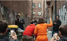 Mujer detiene a escobazos una pelea entre dos hombres ebrios en Venustiano Carranza