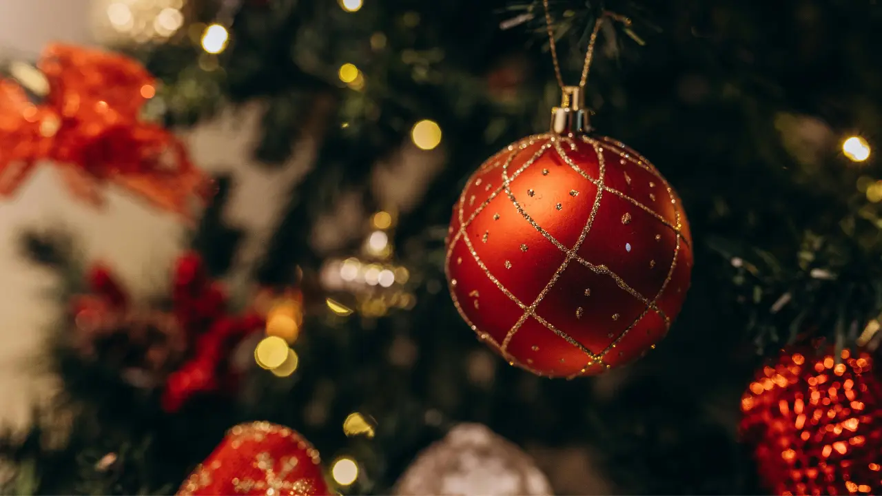 El significado de las esferas se tornó más universal, ligado a la alegría, celebración y la unión familiar/Foto: Canva