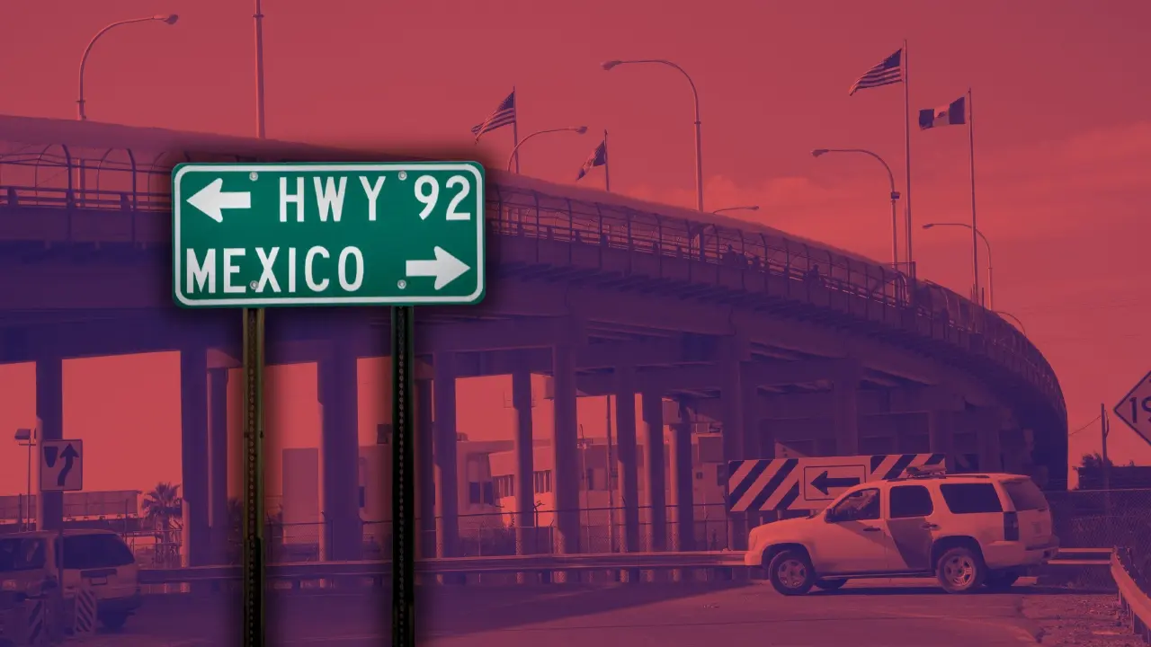 Un letrero y de fondo un puente fronterizo entre Estados Unidos y México. Foto: Canva