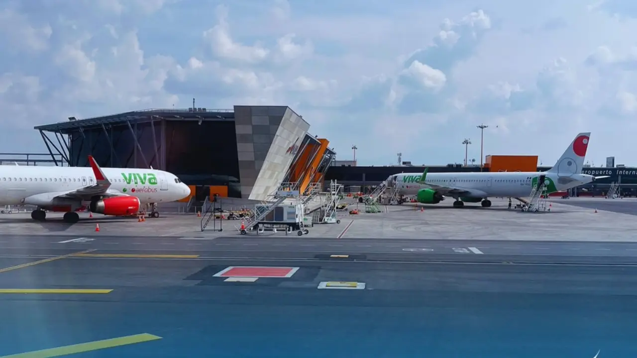 El Aeropuerto Internacional de Monterrey y dos aviones. Foto: X @AeropuertoDeMTY