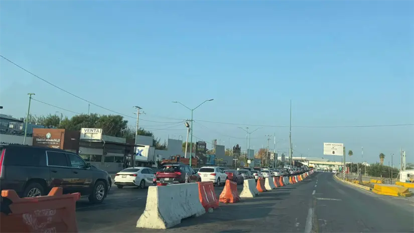 Se empiezan a registrar largas filas en el Puente Internacional III en Nuevo Laredo | Foto: Facebook