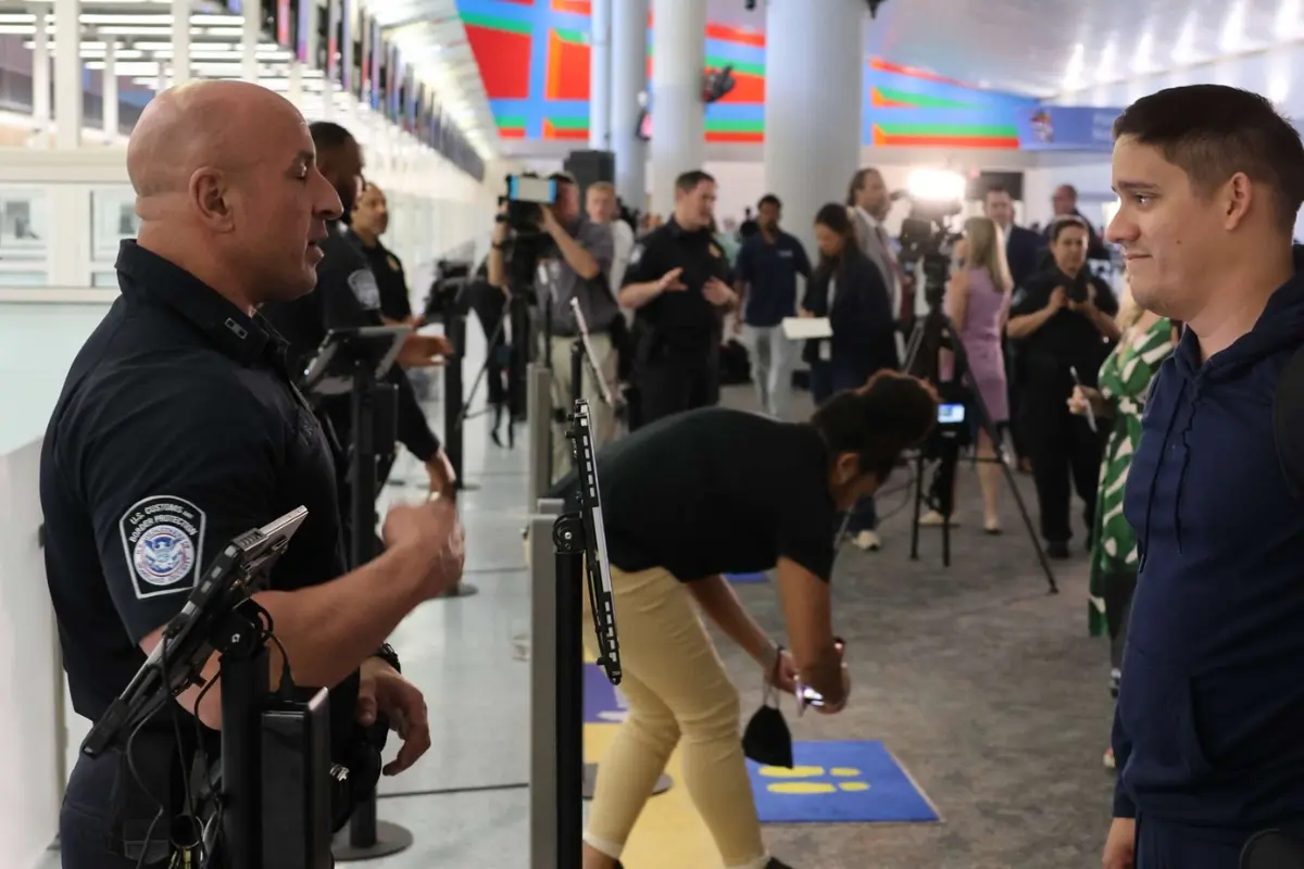 El registro biométrico facial para no ciudadanos empezará a implementarse en los puertos aéreos, marítimos y terrestres de Estados Unidos. Foto: CBP