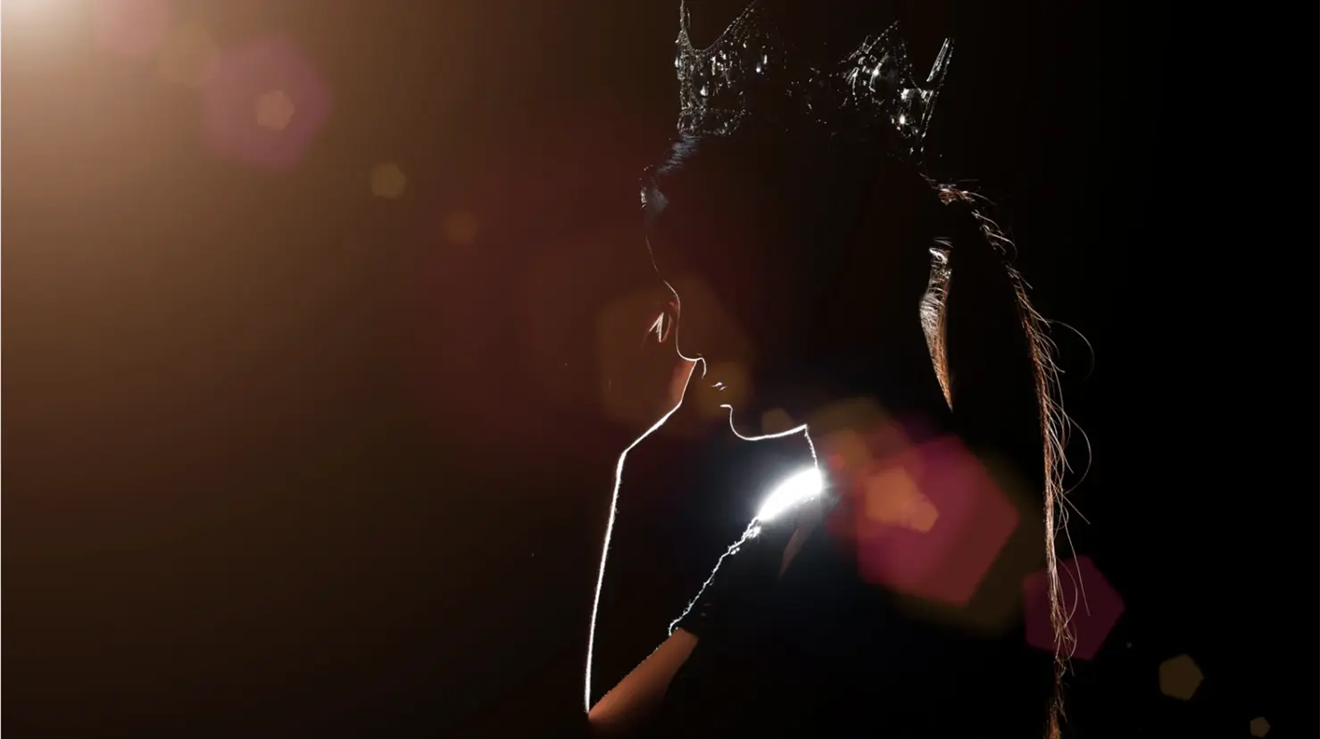Mujer con una corona de belleza a contraluz (Foto: Canva)