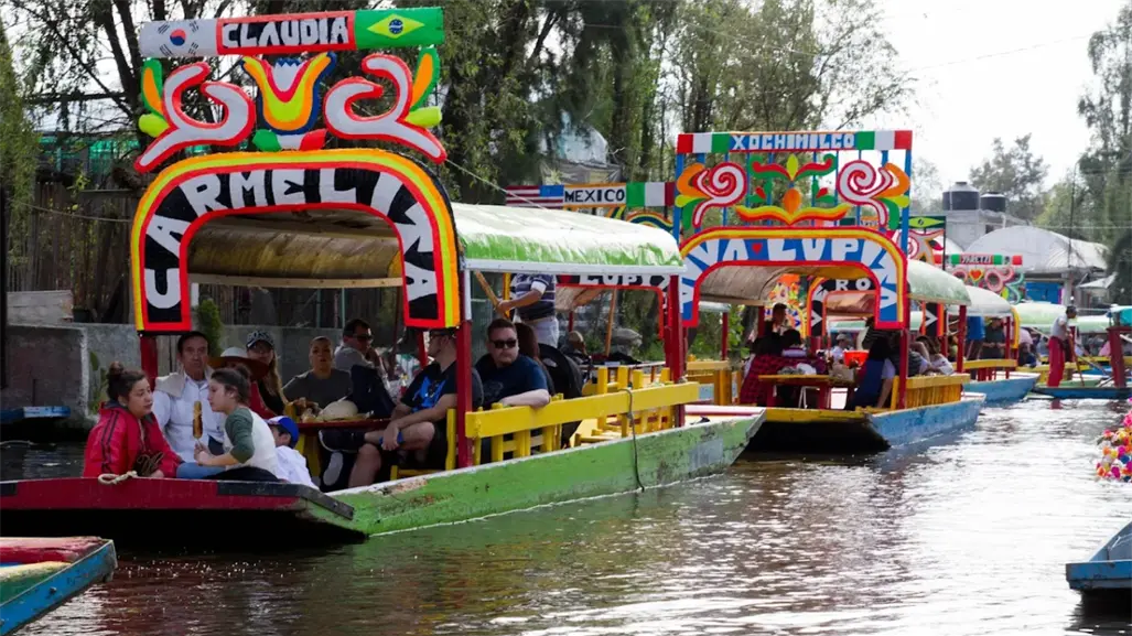 VIDEO | Mujer cae de trajinera en canales de Xochimilco y pasajeros logran auxiliarla de inmediato