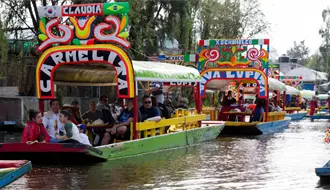 VIDEO | Mujer cae de trajinera en canales de Xochimilco y pasajeros logran auxiliarla de inmediato