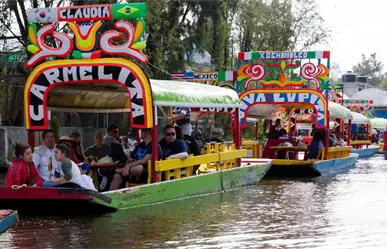 VIDEO | Mujer cae de trajinera en canales de Xochimilco y pasajeros logran auxiliarla de inmediato