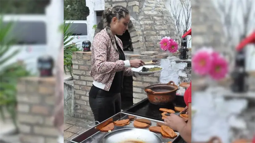 Vanessa Huppenkothen se deleito con los mejores guisos de la región de Jaumave, Tamaulipas | Foto: Restaurant Cabañas y Spa La Florida (FB)
