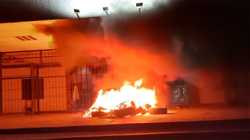 imagen recuadro A las afueras del palacio de gobierno chiapaneco se realizaron pintas y quema de llantas. Foto: María Inés Muñoz