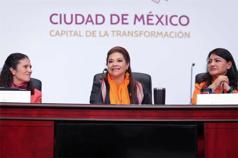 imagen recuadro Clara Brugada, Bertha Alcalde Luján y colaboradora. Foro: Iván Macías