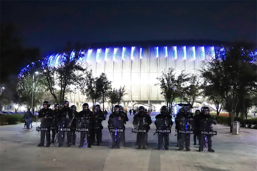 imagen recuadro Elementos resguardando el estadio de Rayados Foto: Policía de Guadalupe