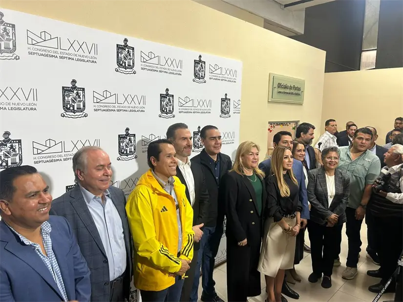 Las autoridades municipales se agrupan formalmente para dar inicio al proyecto del nuevo estadio de Tigres, generando desarrollo económico. Foto: Diego Ovalle