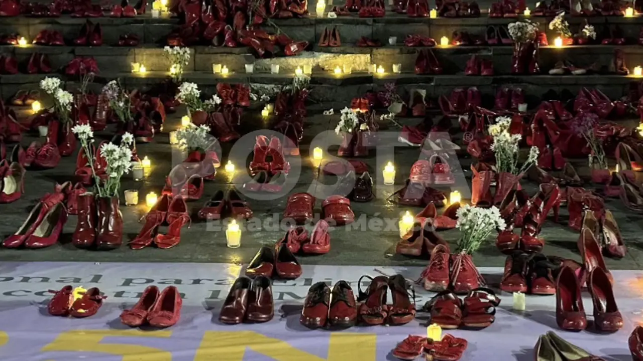 Performance Zapatos rojos realizado en Edomex para conmemorar la violencia de género por el 25N. | Foto: Juan Manuel López