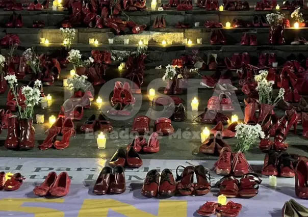 VIDEO | M&aacute;s de 100 zapatos rojos en Nezahualc&oacute;yotl exigen alto a la violencia de g&eacute;nero