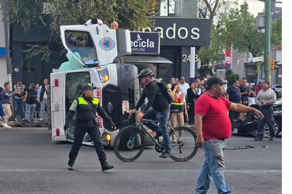 Ambulancia de Protección Civil vuelca en Eje Central. Foto: Especial