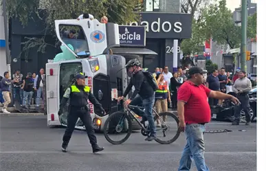 Ambulancia de Protección Civil vuelca en Eje Central tras fuerte choque en la Doctores, CDMX