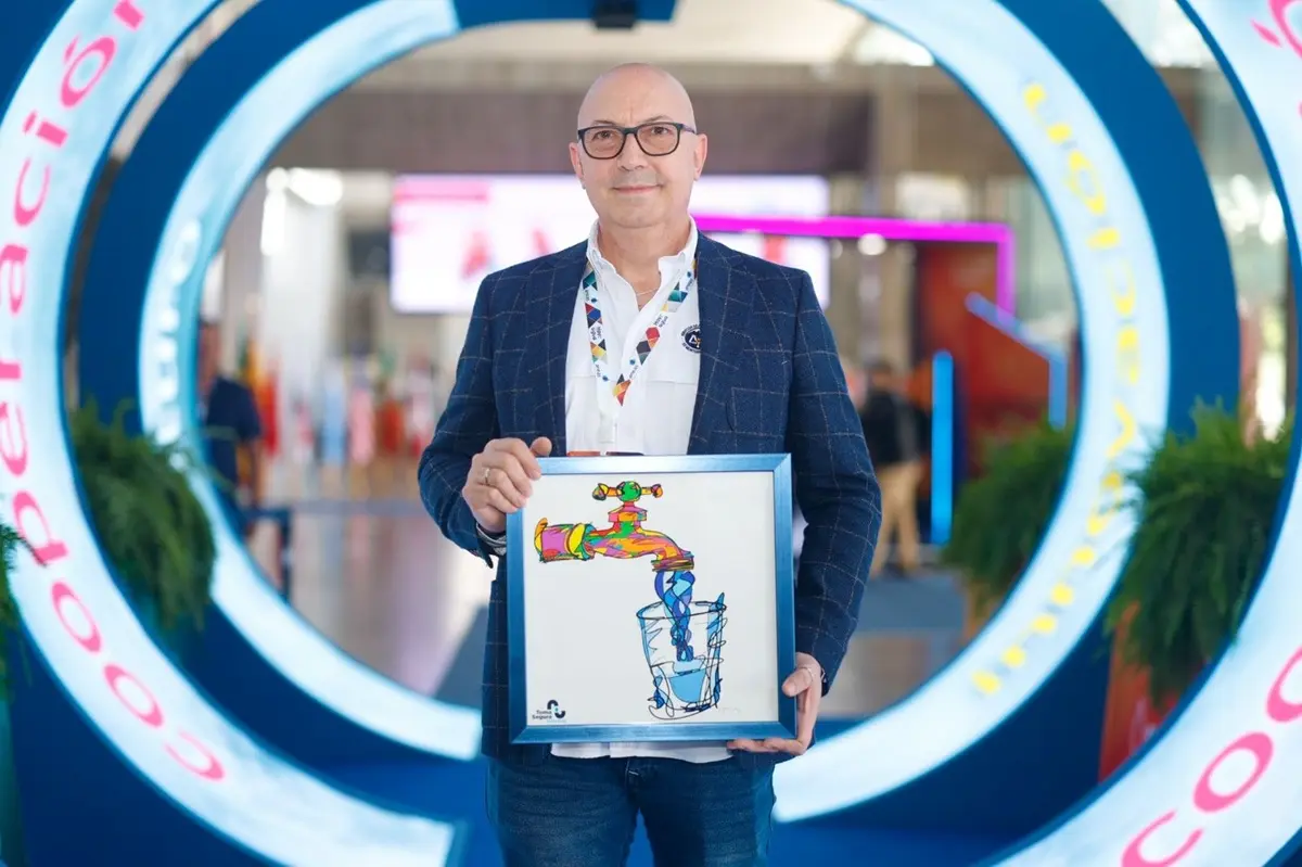 El químico Pablo Tamez, recibió el galardón entregado a Agua y Drenaje de Monterrey. Foto: Agua y Drenaje de Monterrey
