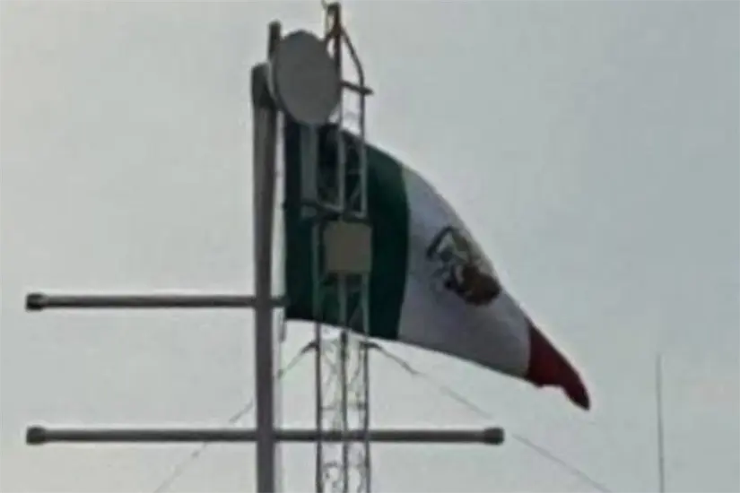imagen recuadro La bandera de México fue izada al revés en la Escuela Náutica Mercante de Tampico, denunciaron estudiantes. Foto: Carlos García