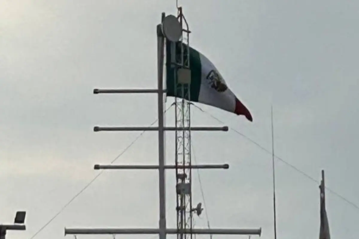 La bandera de México fue colocada e izada al revés en la Escuela Náutica Mercante de Tampico. Foto: Carlos García