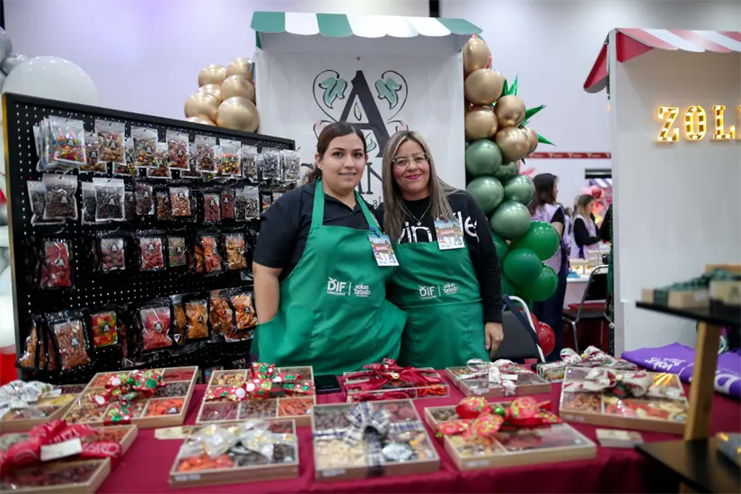El bazar navideño reúne a artesanos y comerciantes locales. Foto: Carlos García