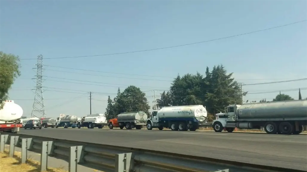 Piperos bloquean la México-Texcoco tras operativo contra robo de agua en Edomex