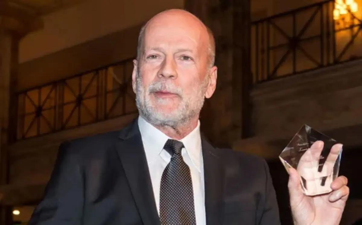 Bruce Willis padece demencia frontotemporal, un padecimiento neurológico que no tiene cura ni tratamiento. Foto. Especial.
