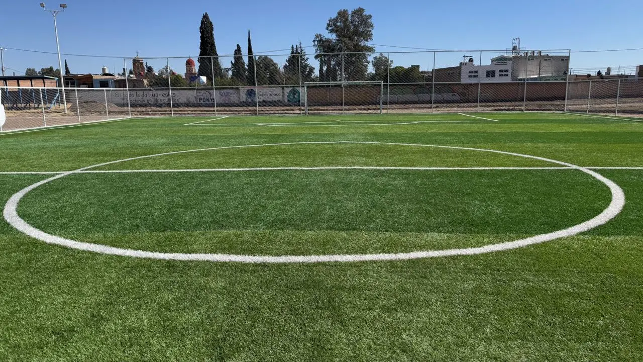 Buscan alumnos ser beneficiarios de una cancha de futbol en una conocida secundaria.  Foto: Especial.