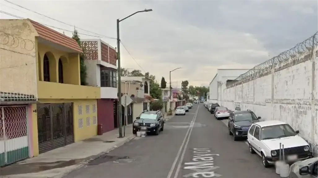 Mujer de 73 años es amenazada con un desarmador y cuatro personas le roban su casa en Azcapotzalco