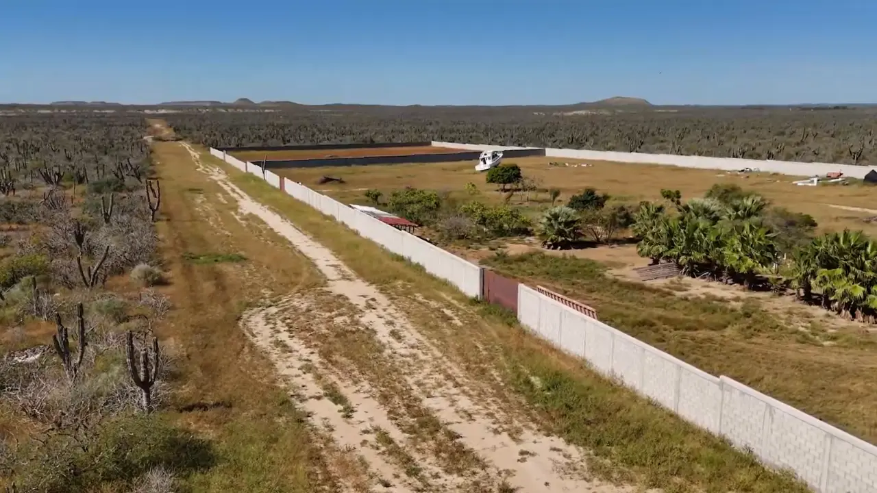 Vista aérea del predio señalado por colectivos ambientales en Conquista Agraria, donde denuncian que continúan las actividades pese a la clausura. Foto: @supercivicosmx / X@supercivicosmx