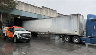 Accidente vial en San Nicolás deja a un hombre prensado por un tráiler