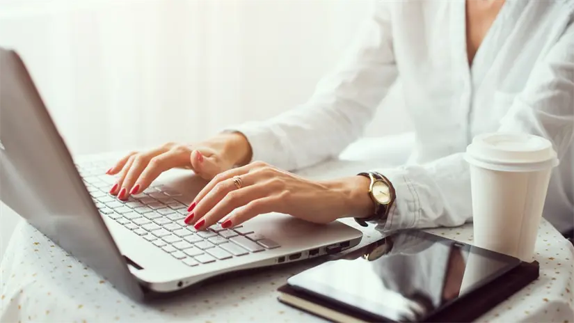 Imagen alusiva a una persona realizando Home Office Foto: Canva