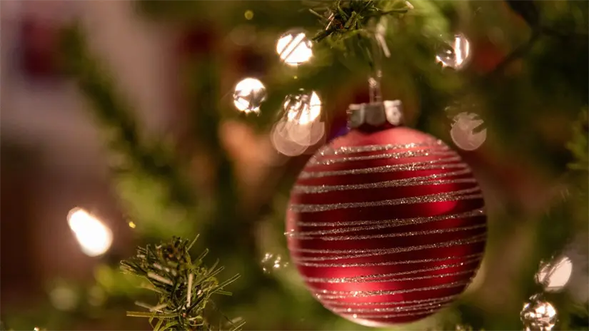 imagen recuadro Esfera navideña con luces alrededor Foto: Canva